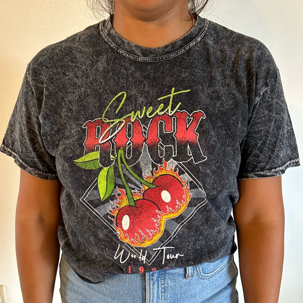 Fifth sun graphic women’s sweet rock cropped shirt size medium